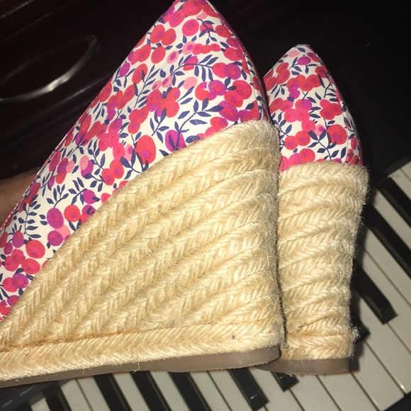 size 9 Lord & Taylor Liberty Art Fabrics wedge - Picture 4 of 6